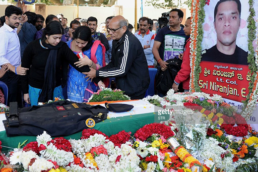 Karnataka CM Siddaramaiah paid his respects to Lieutenant Colonel Niranjan Kumar. He later tweeted, 